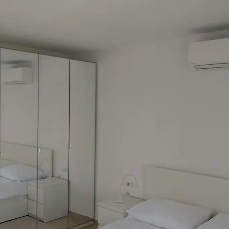 Mira Apartment Splitska Exterior photo